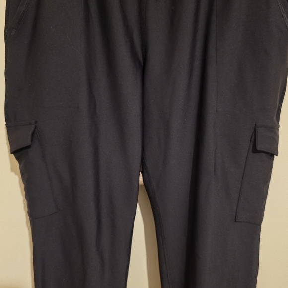 ⭐️40% Off⭐️ Old Navy Go Dry High Rise Jogger in Black Jack - Picture 2 of 12